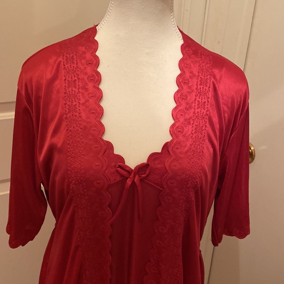 Ladies nightgown & housecoat - Picture 2 of 3